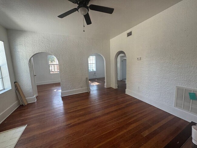 Building Photo - Old World Charm & Close to Downtown
