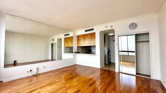 Building Photo - 2499 Kapiolani Blvd
