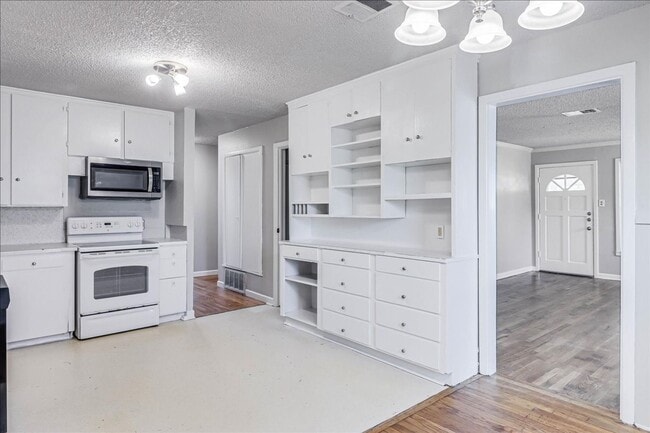 Building Photo - 6046 Hugo Dr