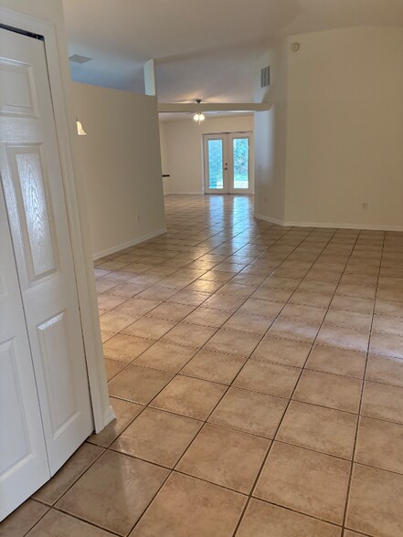 Building Photo - 109 Skyflower Cir