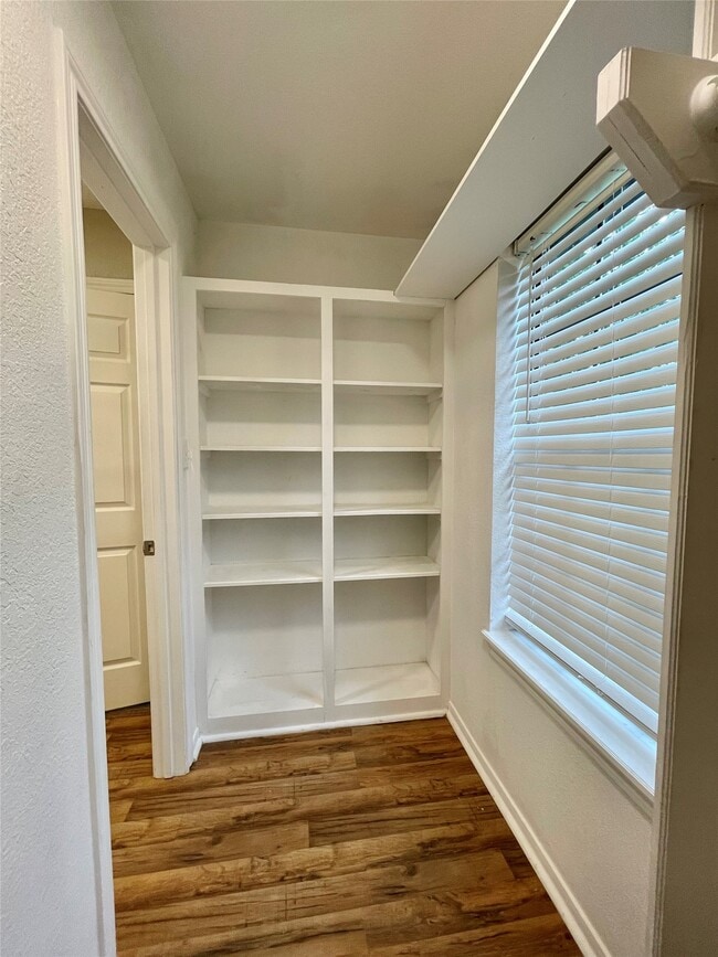 Building Photo - 809 Manor Dr