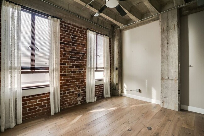 Building Photo - 114 W Adams St