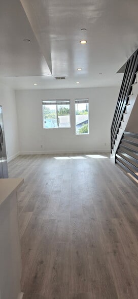 Building Photo - 642 N Manhattan Pl