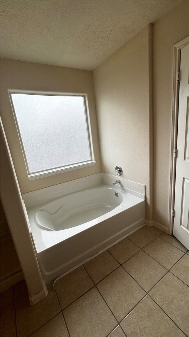 Building Photo - 5018 Woodland Meadows Ln