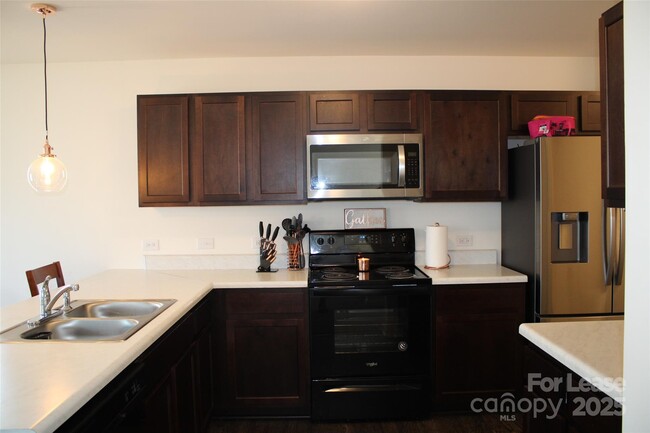 Building Photo - 10207 Holly Park Dr