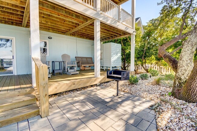 Building Photo - Seasonal Rental: Total Relaxation with Sou...