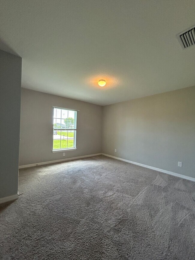 Building Photo - Don't Miss This 4 Bed, 2 Bath Home with Fe...