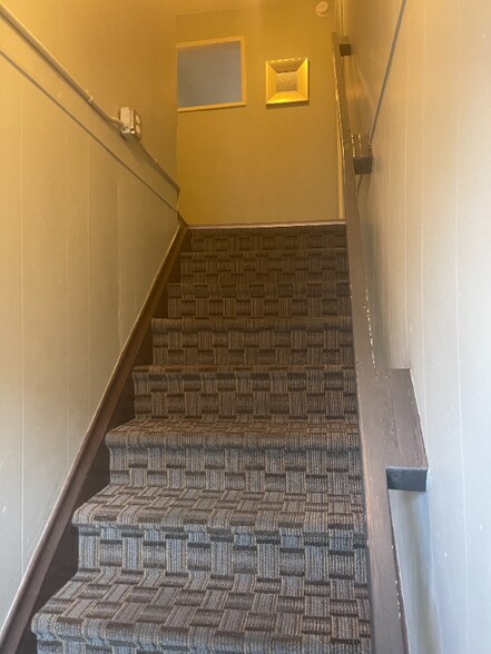 Building Photo - 323 S Chelan Ave