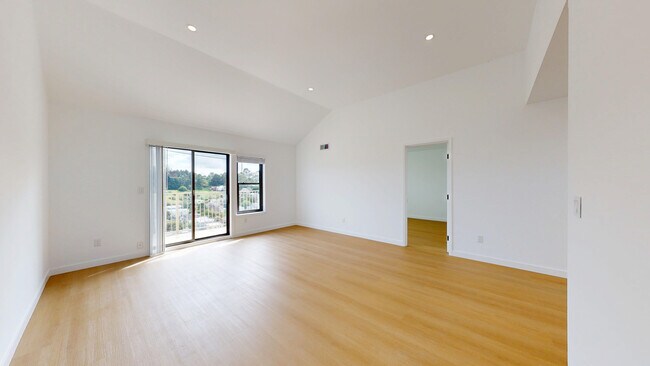 Building Photo - 2035 Castro St