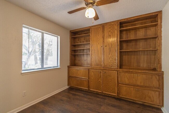 Building Photo - 10200 Missel Thrush Dr