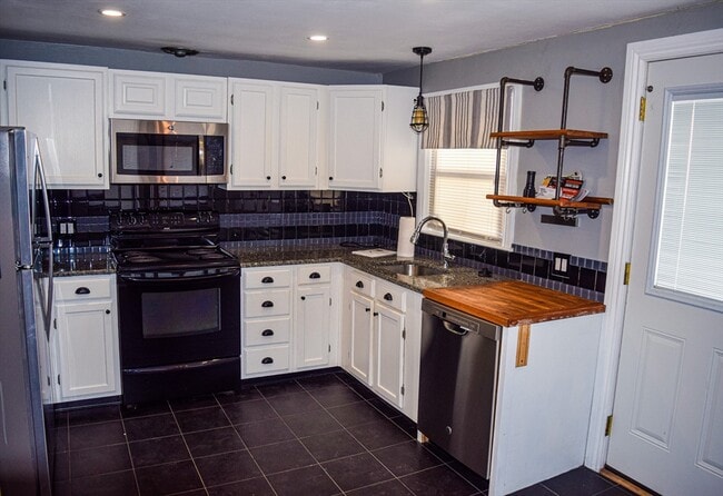 Building Photo - 77 Maryknoll St