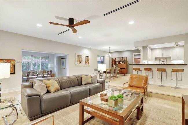 Building Photo - 1128 W Cypress Dr