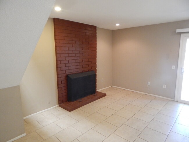 Building Photo - Beautiful Jurupa Hills Condo - 3 Bedroom
