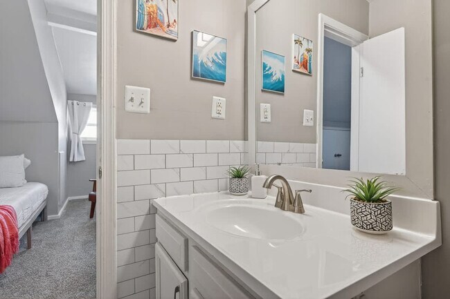 Building Photo - 1427 W Ocean View Ave