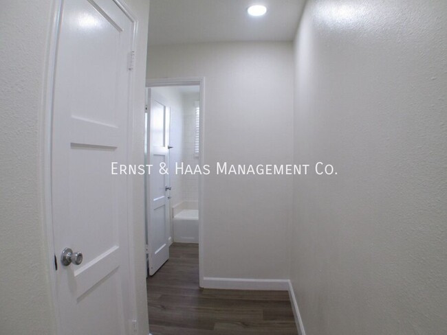 Building Photo - Lovely 1 Bedroom Apartment in Prime Bixby ...