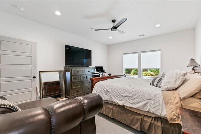 Building Photo - 809 Meadowbend Loop S