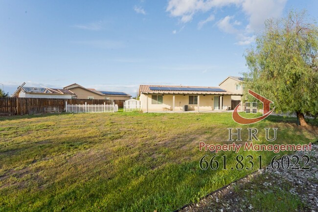 Building Photo - SW-Bakersfield features 3 bed 2 bath with ...