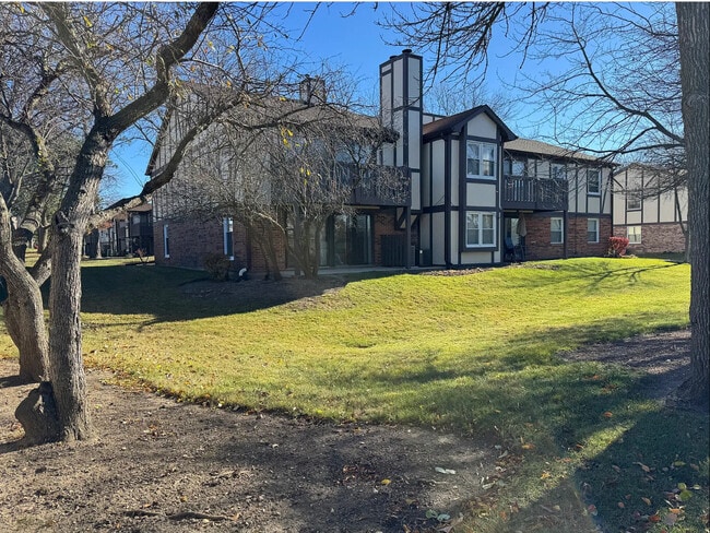 Building Photo - 2950 Northampton Dr