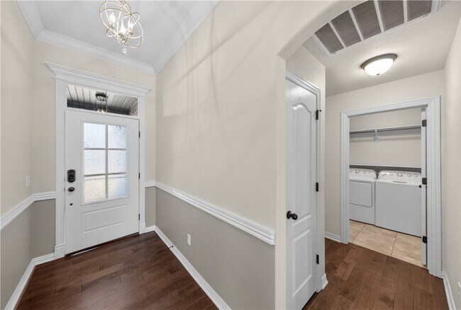 Building Photo - 402 SW Arch St