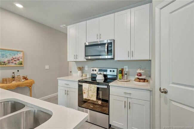 Building Photo - 396 SE Sea Hunt Way