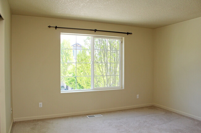 Building Photo - 321 NE Edgeway Drive