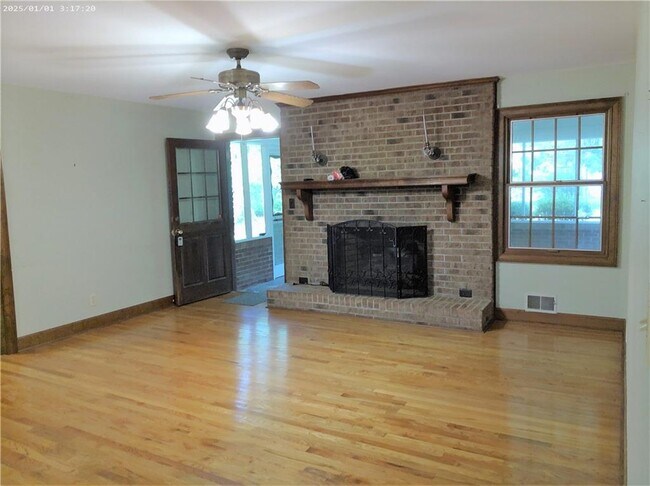 Building Photo - 1431 Chambers Rd