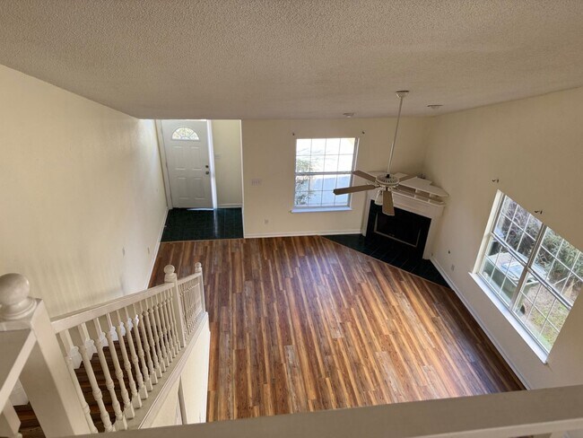 Building Photo - Well Maintained Townhouse....1/2 Off 1st Month's Ret