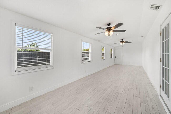 Building Photo - 908 Hibiscus Dr