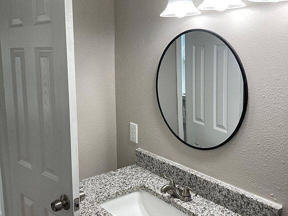 Building Photo - 616 E Gandy St