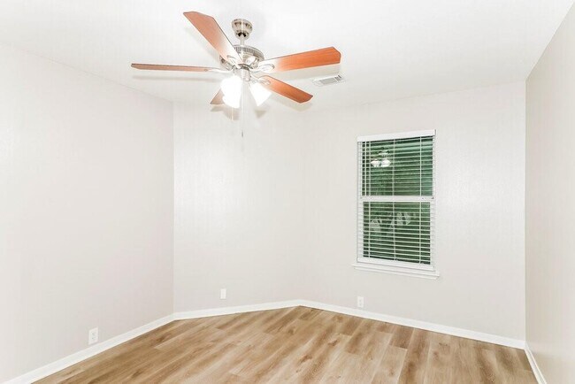 Building Photo - 17411 Hoover Gardens Dr