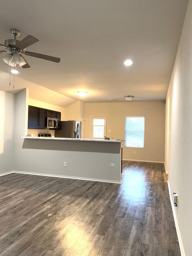 Building Photo - Newer 3bed/2bath home in VALLEY VIEW SCHOOL district.