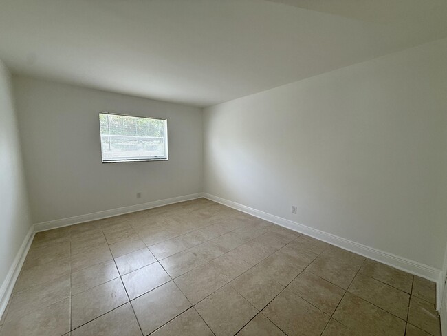 Building Photo - 906 Foresteria Dr