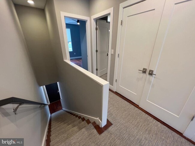 Building Photo - 423 Wallace St