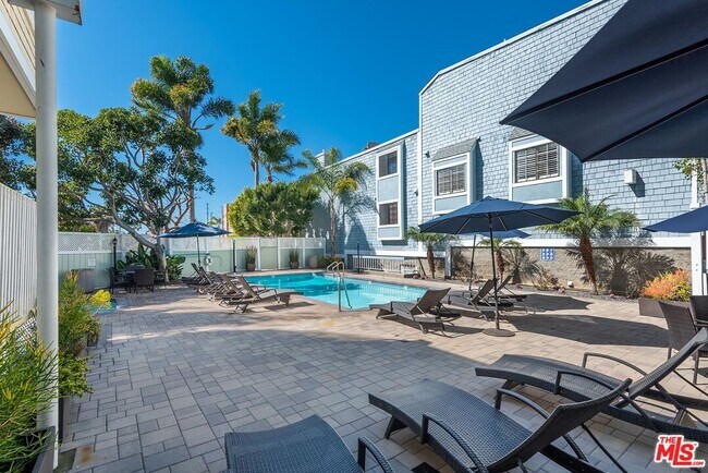 Building Photo - 3516 Vía Dolce