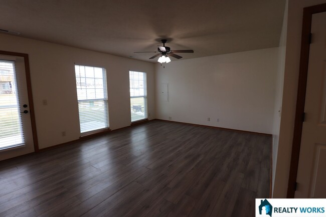 Building Photo - Large 3 bedroom, 2.5 Bath townhome availab...