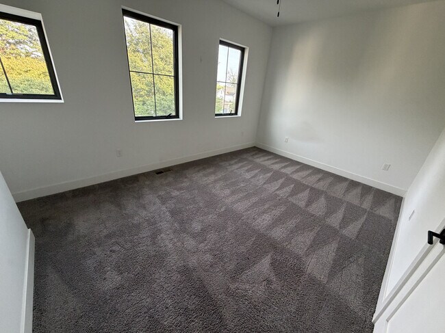 Building Photo - 355 Loeffler Ave
