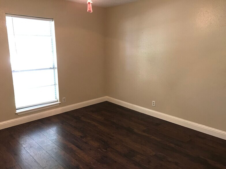 Building Photo - 706 Garden Walk Dr