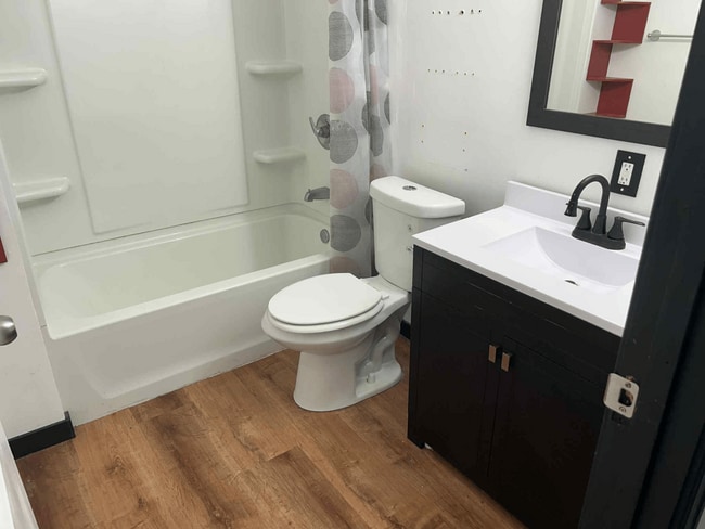 Building Photo - 128 Elm St