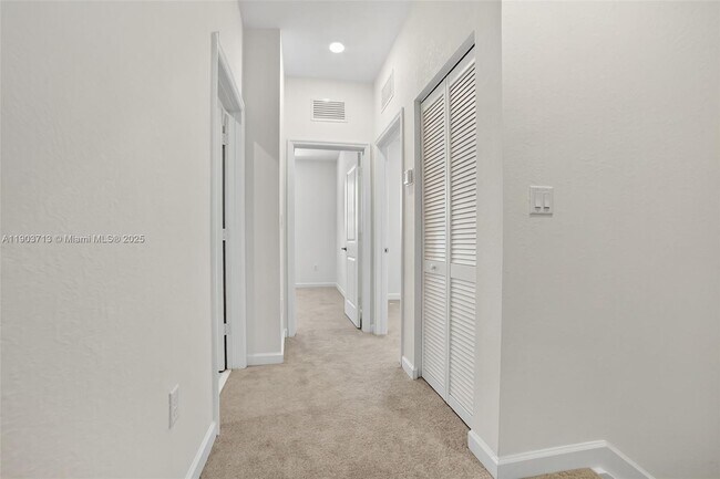 Building Photo - 2748 SE 26th Ave