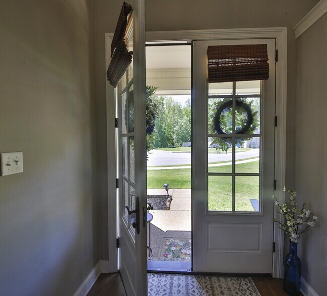 Building Photo - Luxurious 5 bedroom home in Atoka has it all!