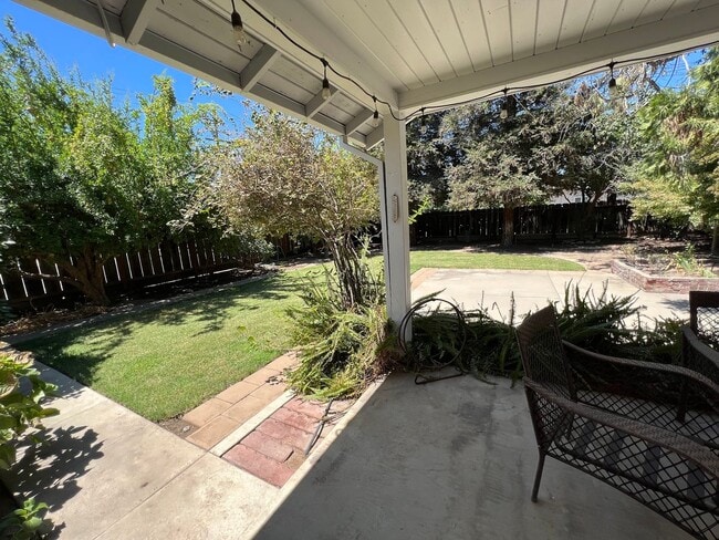 Building Photo - Charming home