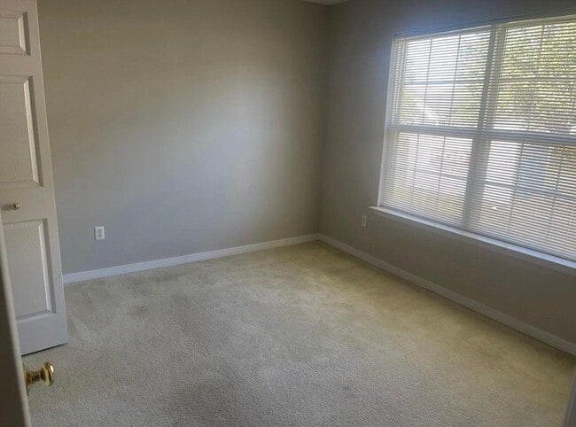 Building Photo - Beautiful two story home in the Ashbrook C...