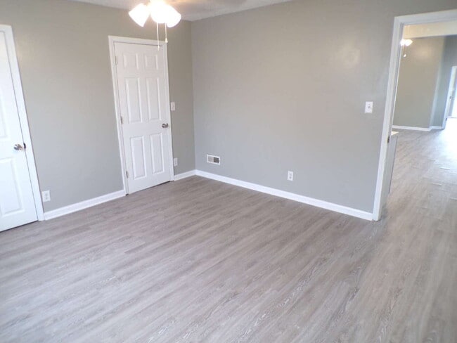 Building Photo - 2 bedroom, 1 bathroom house in Russell neighborhood