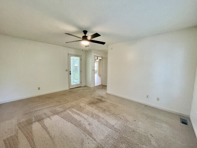 Building Photo - 3 Bed, 2 Bath Nest In Beaver Run