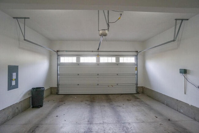 Building Photo - BEAUTIFUL THREE BEDROOM IN HAZEL DELL