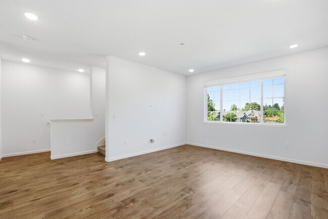 Building Photo - Spacious 3 Bed Townhome with Garage, A/C & Modern Finishes