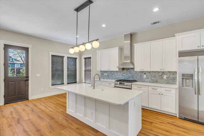 Building Photo - Downtown 4 bedroom home