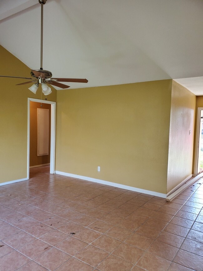 Family Room - 5818 Melanite