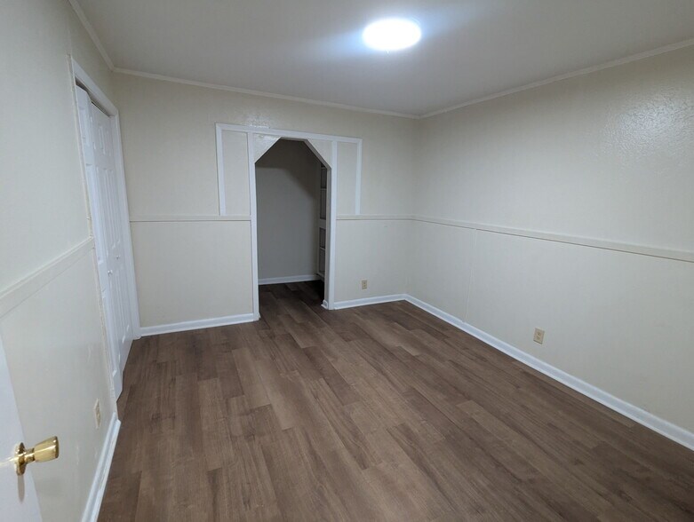 Building Photo - 1615 Dawnview Ln