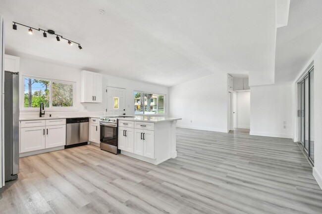 Building Photo - 695 Sunset Dr